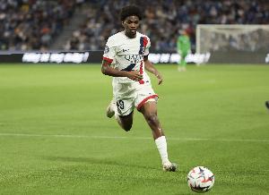 17岁零64天，姆巴耶成为巴黎队史在法甲进球第3年轻的球员